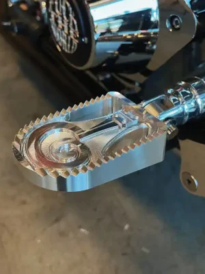 Knallerangebot Indian Larry ? Fußrasten silber f. Harley-Davidson 36-21 m. Male Mount Aufnahme