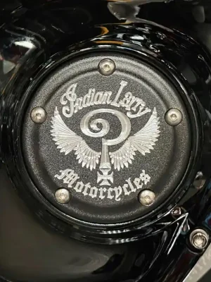 Indian Larry Point Cover IL Logo Mattschwarz für Harley-Davidson Twin Cam 99-17 Ausverkauf