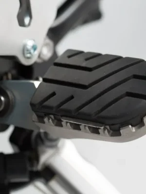 SW-Motech ION Fußrasten-Kit Triumph Tiger 800/ 900/ 1200, Scrambler 1200. Neue Kollektion